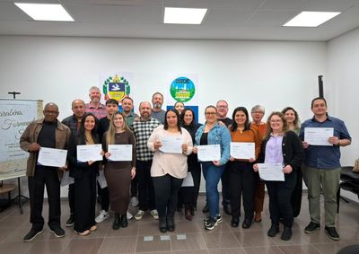 Entrega de certificados a 22 formandos refor&ccedil;a a qualifica&ccedil;&atilde;o profissional gratuita em Igrejinha.