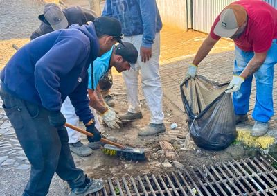 Servi&ccedil;o realizado pela Secretaria de Obras e Servi&ccedil;os acontece em pontos com maior ac&uacute;mulo de &aacute;gua e deve se estender pelos pr&oacute;ximos dias no Munic&iacute;pio.