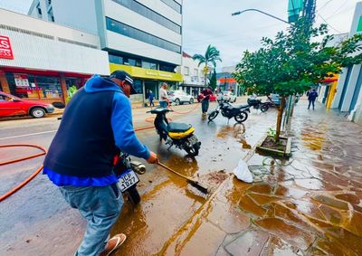 Equipes atuam na remo&ccedil;&atilde;o de lama e lodo deixados pela enxurrada.