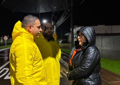 Defesa Civil, secretarias municipais e demais &oacute;rg&atilde;os atuam no atendimento &agrave;s &aacute;reas atingidas; cerca de 50 pessoas j&aacute; precisaram deixar suas resid&ecirc;ncias.