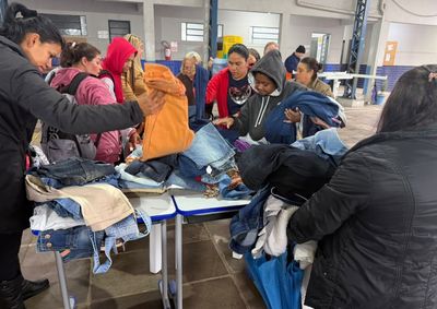 As pe&ccedil;as disponibilizadas foram arrecadadas por meio de doa&ccedil;&otilde;es da popula&ccedil;&atilde;o e organizadas para atender fam&iacute;lias em situa&ccedil;&atilde;o de vulnerabilidade.