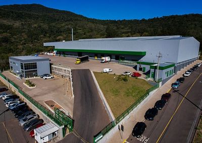 Fundada em 2010, a partir da necessidade da reciclagem de materiais na ind&uacute;stria cal&ccedil;adista, a Ambiente Verde fez da sustentabilidade o seu neg&oacute;cio.
