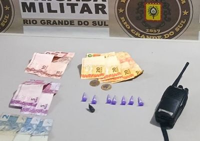Com o indiv&iacute;duo foram apreendidos sete pinos de coca&iacute;na, uma pedra de crack, um r&aacute;dio comunicador e certa quantia em dinheiro fracionado.