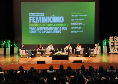 Evento reuniu especialistas, estudantes e comunidade para discutir o enfrentamento &agrave; viol&ecirc;ncia de g&ecirc;nero sob diferentes perspectivas.