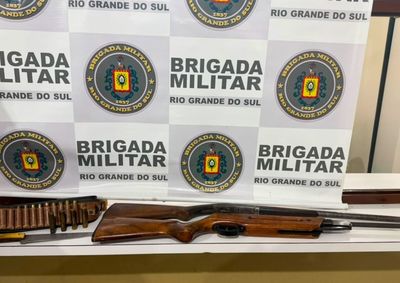 A v&iacute;tima, uma mulher de 54 anos, relatou que estava sendo amea&ccedil;ada pelo companheiro, que portava uma faca e uma arma longa.