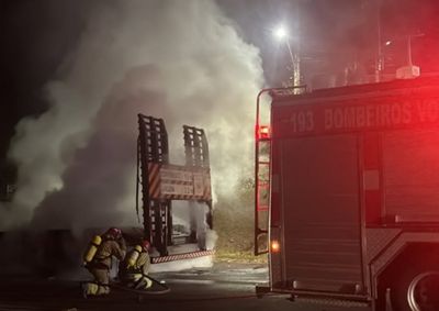 Bombeiros Volunt&aacute;rios foram acionados por volta das 5h18 deste s&aacute;bado (22) para combater as chamas no ve&iacute;culo.