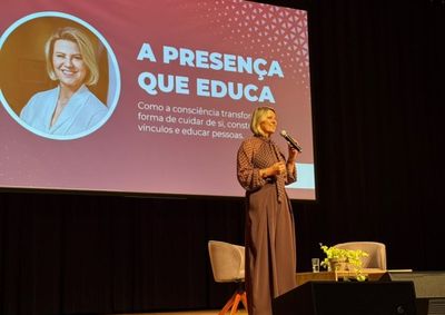 Encontro reuniu mais de mil profissionais da educa&ccedil;&atilde;o, entre professores, auxiliares, merendeiras, higienizadores, monitores, entre outros.