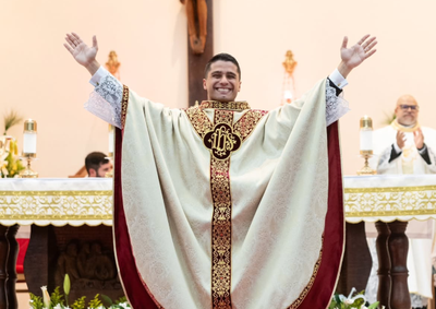 Natural do munic&iacute;pio de Parob&eacute;, novo padre da Diocese de Novo Hamburgo foi ordenado na noite de sexta-feira (14), na Igreja Matriz S&atilde;o Jo&atilde;o Batista.