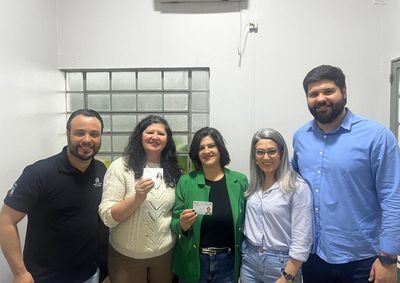 As mun&iacute;cipes Bernadete e Edivane foram as primeiras a receber o documento que assegura atendimento preferencial nos servi&ccedil;os p&uacute;blicos e privados da cidade.