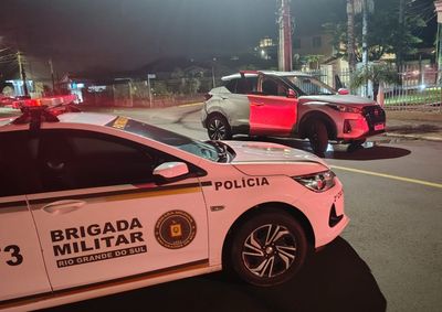 Suspeitos s&atilde;o investigados por uma s&eacute;rie de furtos em ve&iacute;culos na Serra Ga&uacute;cha e teriam jogado o carro contra policiais durante a fuga.
