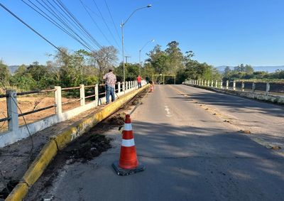 Interdi&ccedil;&atilde;o foi definida pelas prefeituras de ambos os munic&iacute;pios devido ao risco de queda da cabeceira da ponte, no lado taquarense.