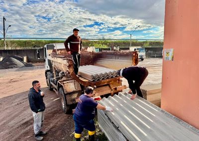Defesa Civil distribui materiais &agrave;s resid&ecirc;ncias atingidas pelos ventos fortes da &uacute;ltima semana em dez bairros do munic&iacute;pio.