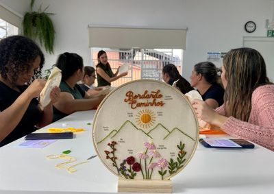 Os encontros est&atilde;o sendo realizados na APAE de Igrejinha e as participantes recebem orienta&ccedil;&atilde;o t&eacute;cnica e carinhosa da oficineira Laura Eduarda Fassbinder.