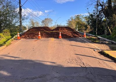 Tr&acirc;nsito de ve&iacute;culos continua bloqueado enquanto Secretaria de Obras e Servi&ccedil;os de Taquara executa recupera&ccedil;&atilde;o da cabeceira.