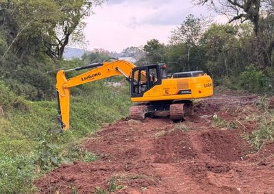 Trabalho &eacute; executado pela Secretaria de Obras, e acontece de forma simult&acirc;nea &agrave; limpeza do Rio Paranhana.