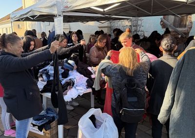Iniciativa oferece gratuitamente roupas e cal&ccedil;ados a fam&iacute;lias em vulnerabilidade, refor&ccedil;ando a&ccedil;&otilde;es de solidariedade.