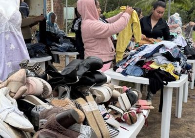 Iniciada em junho, a a&ccedil;&atilde;o percorreu diferentes regi&otilde;es do munic&iacute;pio, levando gratuitamente roupas e cal&ccedil;ados para moradores que necessitam.