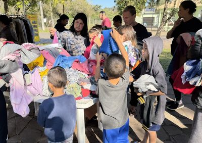 A iniciativa ter&aacute; uma edi&ccedil;&atilde;o dupla, levando roupas e cal&ccedil;ados gratuitamente aos moradores dos bairros Vila Feliz e Jardim.