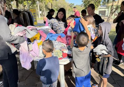A a&ccedil;&atilde;o oferece gratuitamente roupas e pe&ccedil;as que podem contribuir diretamente para as fam&iacute;lias que necessitam.