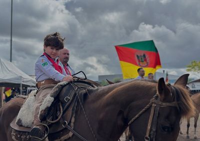 A chegada da chama marcou oficialmente o in&iacute;cio dos festejos e deu o tom para os dias de celebra&ccedil;&atilde;o da cultura e das tradi&ccedil;&otilde;es ga&uacute;chas em Parob&eacute;.