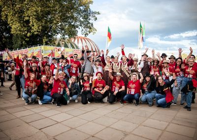 Comitiva de 50 pessoas percorreu a feira no &uacute;ltimo s&aacute;bado (5) e distribuiu cerca de 10 mil folders para divulgar a festa.