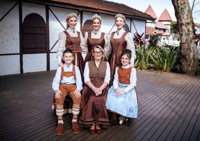 Vestimentas foram reveladas durante Desfile C&iacute;vico de Igrejinha e acompanham os representantes da festa durante a programa&ccedil;&atilde;o e a&ccedil;&otilde;es de divulga&ccedil;&atilde;o.