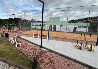 O espa&ccedil;o conta com quadra de areia, pista de caminhada, pra&ccedil;a infantil, academia ao ar livre e &aacute;reas de conviv&ecirc;ncia.