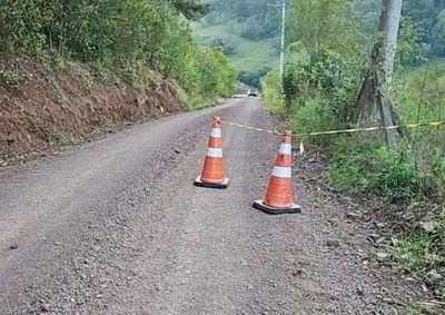 Via apresenta rachaduras e fissuras no solo, provocadas pelo excesso de &aacute;gua, e trabalhos de recupera&ccedil;&atilde;o devem durar at&eacute; um m&ecirc;s.