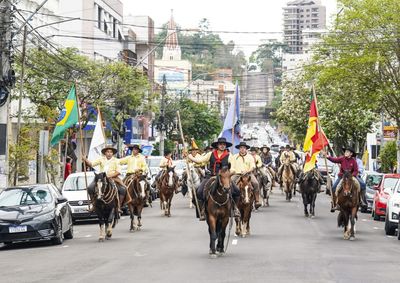 Desfile pelas ruas de Taquara marca o in&iacute;cio da 18&ordf; edi&ccedil;&atilde;o do evento, que segue at&eacute; 20 de setembro no CTG Ess&ecirc;ncia Ga&uacute;cha.