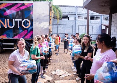 Dupla sertaneja, que enviou mais de dez carretas de donativos ao munic&iacute;pio, far&aacute; sua primeira apresenta&ccedil;&atilde;o na festa em 16 de outubro.