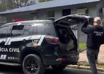 Suspeito foi identificado pela Pol&iacute;cia Civil ap&oacute;s investiga&ccedil;&atilde;o sobre preju&iacute;zos causados ao patrim&ocirc;nio p&uacute;blico no bosque localizado em frente &agrave; delegacia.