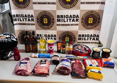 Durante a revista, os policiais apreenderam mercadorias oriundas dos crimes praticados nos munic&iacute;pios da regi&atilde;o.