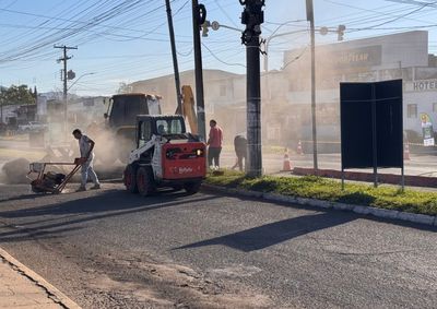 Interven&ccedil;&atilde;o no pavimento deve ser conclu&iacute;da sexta-feira (18); motoristas devem utilizar retorno na esquina da Rua Trist&atilde;o Monteiro para acessar o Centro.