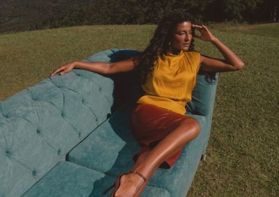 Desenvolvida in house, a campanha transforma a cidade natal da marca em cen&aacute;rio para uma narrativa sobre moda, comportamento e express&otilde;es femininas.