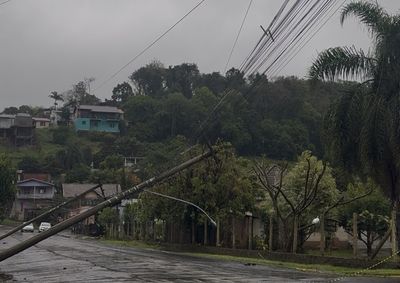 Prefeito afirma que centenas de resid&ecirc;ncias seguem sem energia el&eacute;trica e cobra o restabelecimento do servi&ccedil;o ap&oacute;s o temporal da madrugada de segunda (21).