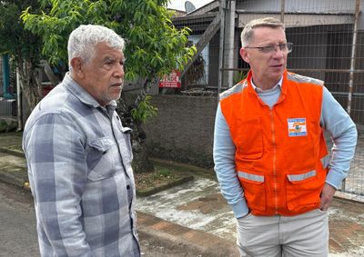 Equipes da Assist&ecirc;ncia Social, Planejamento e Defesa Civil realizaram levantamento das resid&ecirc;ncias afetadas para organizar entrega das telhas &agrave;s fam&iacute;lias.