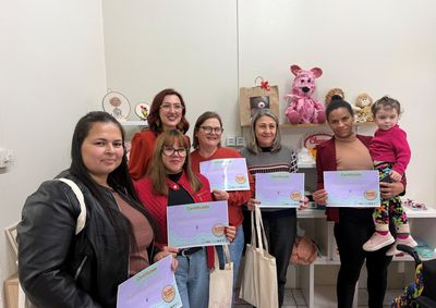 Projeto coordenado pela oficineira Laura Fassbinder ofereceu autonomia e acolhimento para m&atilde;es at&iacute;picas de Igrejinha em oficinas de bordado.