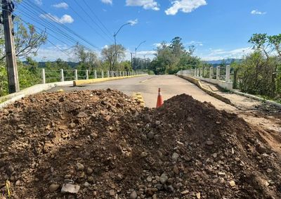 Interven&ccedil;&atilde;o refor&ccedil;ou a cabeceira da ponte localizada na Estrada Velha, no limite entre Taquara e Parob&eacute;, ap&oacute;s danos provocados pelas enchentes.