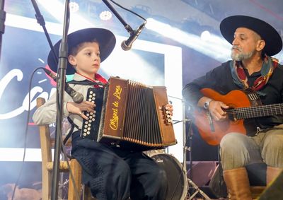 Do in&iacute;cio ao fim, o palco recebeu artistas de diferentes idades e trajet&oacute;rias, em apresenta&ccedil;&otilde;es que mostraram como a tradi&ccedil;&atilde;o ga&uacute;cha segue entre gera&ccedil;&otilde;es.