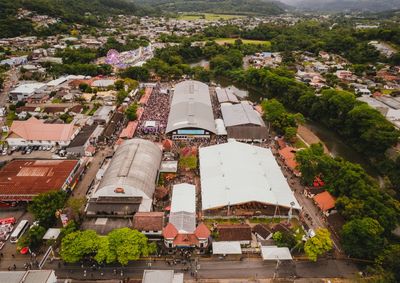 Celebra&ccedil;&atilde;o da cultura germ&acirc;nica e maior festa volunt&aacute;ria do Brasil acontece de 9 a 18 de outubro; neste ano, a expectativa &eacute; receber 200 mil visitantes.
