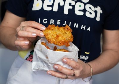 Pratos t&iacute;picos alem&atilde;es, lanches r&aacute;pidos, petiscos e refei&ccedil;&otilde;es completas est&atilde;o entre as op&ccedil;&otilde;es oferecidas pelas mais de 50 opera&ccedil;&otilde;es gastron&ocirc;micas da festa.