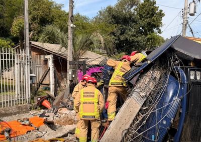 Acidente ocorreu na Rua Pl&iacute;nio Salgado, no bairro Viaduto. Condutor ficou preso na cabine e precisou ser resgatado com equipamentos de desencarceramento.