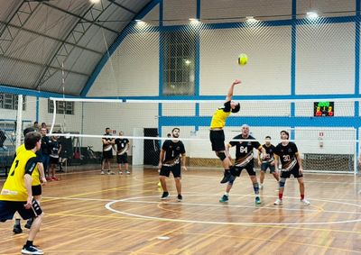 Confrontos das categorias masculina e feminina acontecem no Gin&aacute;sio Municipal Tancredo Neves.