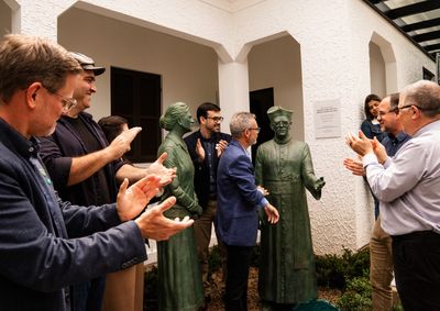Cerim&ocirc;nia inaugurou esculturas do padre Jorge Anneken e de Lisbeth Suing, homenageou personalidades e destacou a comunidade na trajet&oacute;ria da Sicredi.