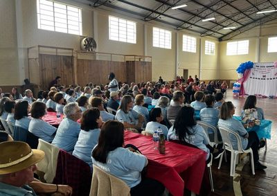 Evento no Barrac&atilde;o Cat&oacute;lico marcou a abertura do Outubro Rosa e contou com palestra e bailinho dan&ccedil;ante.