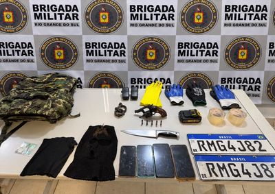 Grupo rendeu vigilante a coronhadas e foi surpreendido pela Brigada Militar ap&oacute;s den&uacute;ncia de pessoa que passava pelo local.