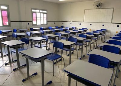 O feriado do Dia do Professor, tradicionalmente comemorado em 15 de outubro, ser&aacute; antecipado para ter&ccedil;a-feira, 13 de outubro.