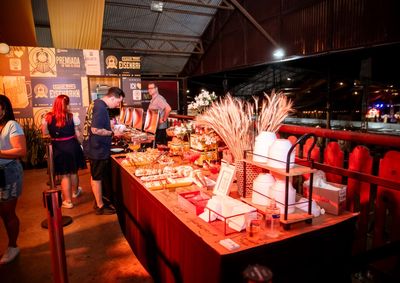 Espa&ccedil;o oferece open bar e open food, al&eacute;m de acesso ao front stage, e apresenta card&aacute;pio assinado pelo chef Theo Freire.