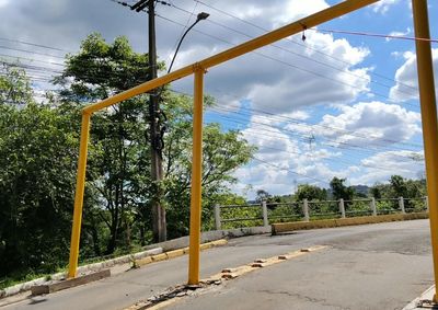 Estrutura da goleira corre risco de queda e passagem est&aacute; bloqueada nos dois sentidos.