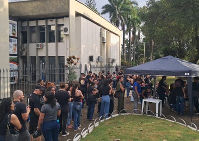 Paralisa&ccedil;&atilde;o teve in&iacute;cio na manh&atilde; desta quarta-feira (22) e reuniu dezenas de manifestantes, entre servidores, sindicato e autoridades